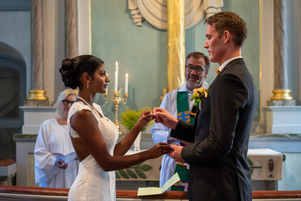 brudpar håller händer och avger löfte i Grava kyrka Karlstad