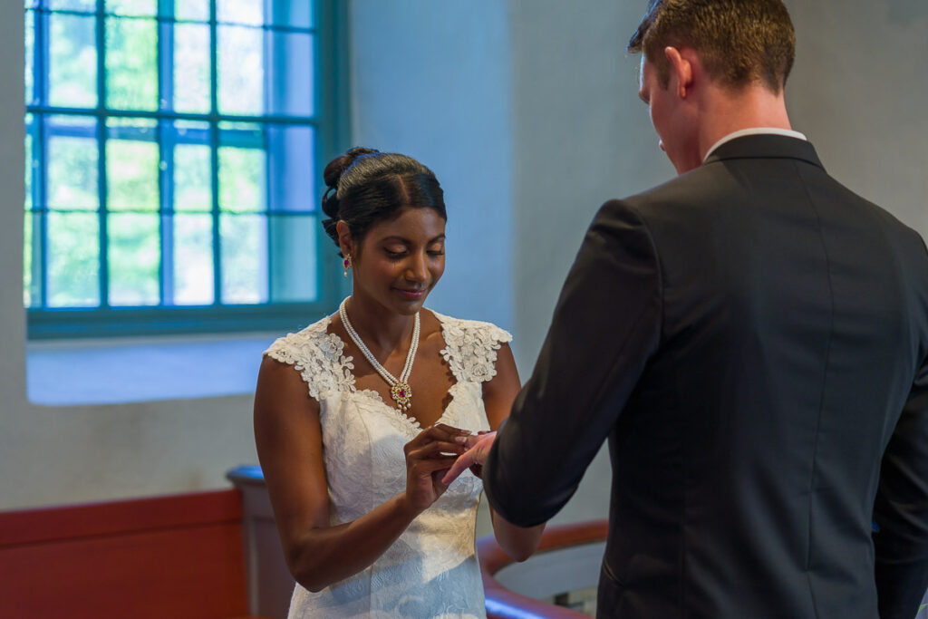 bruden ger brudgummen vigselringen i Grava kyrka Karlstad