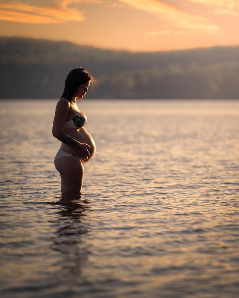 gravid kvinna i sjön.