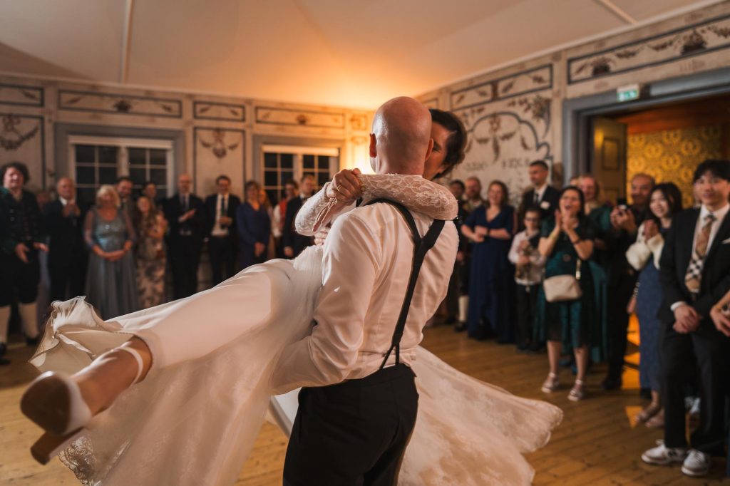 Brudgummen lyfter bruden i sin famn när de dansar brudvalsen.