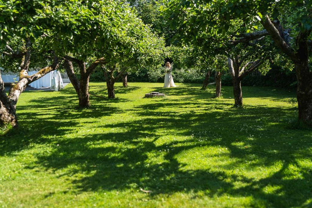 Bruden går till vigseln genom trädgården och fruktträden.