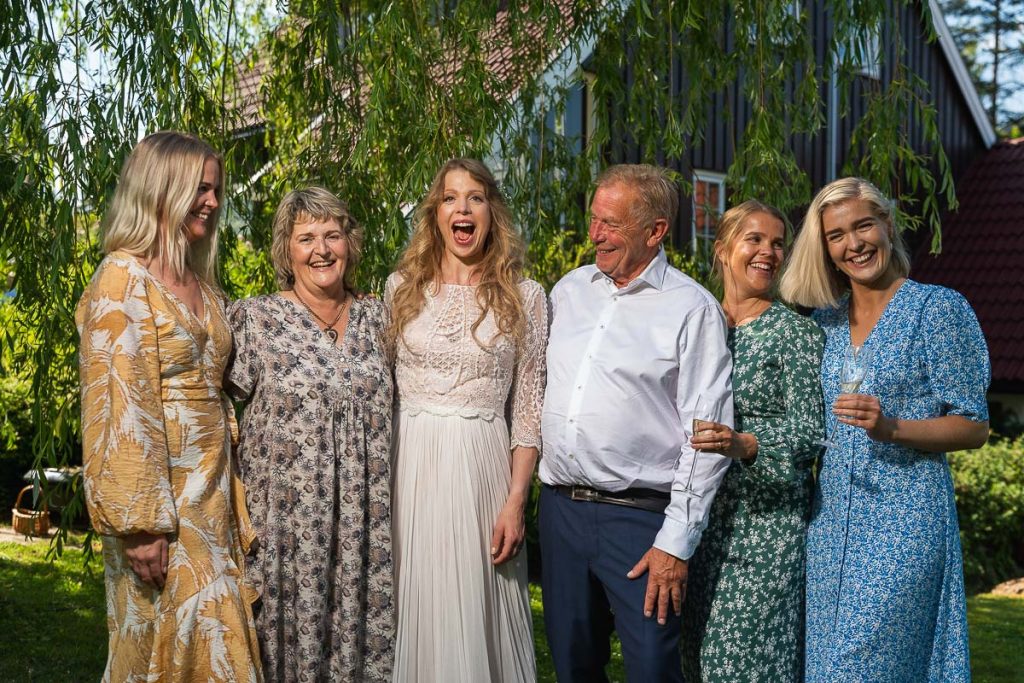 Gruppfoto av bruden och hennes familj