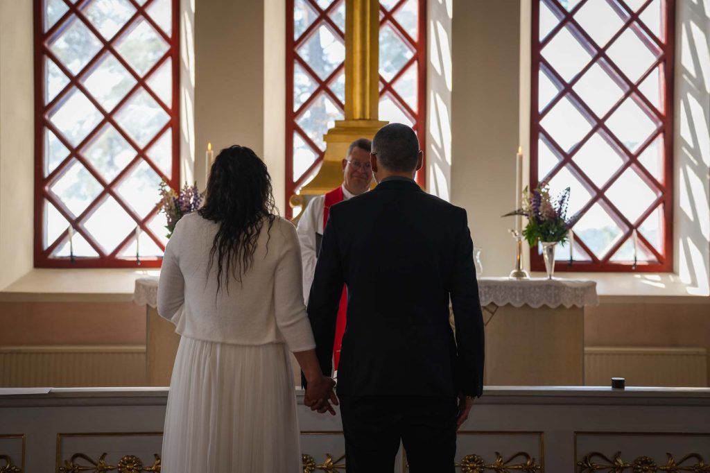 Vigselceremoni i västra Fågelviks kyrka i Töcksfors.