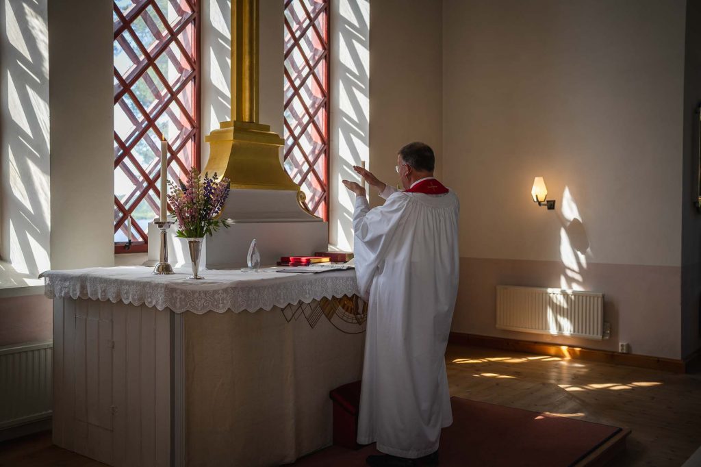 Prästen välsignar vigselringarna i västra Fågelviks kyrka i Töcksfors.