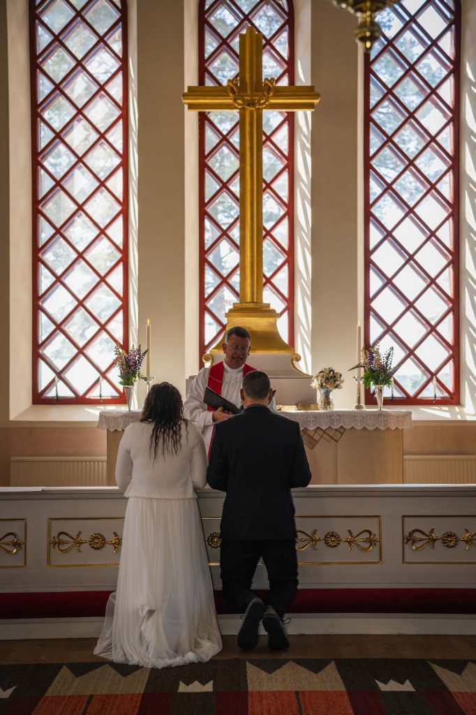 Prästen välsignar brudparet i västra Fågelviks kyrka i Töcksfors.