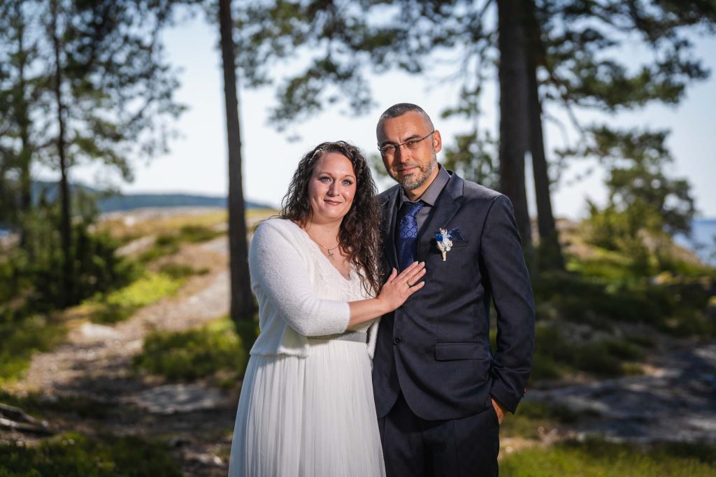 Bröllopsporträtt utanför västra Fågelviks kyrka i Töcksfors.