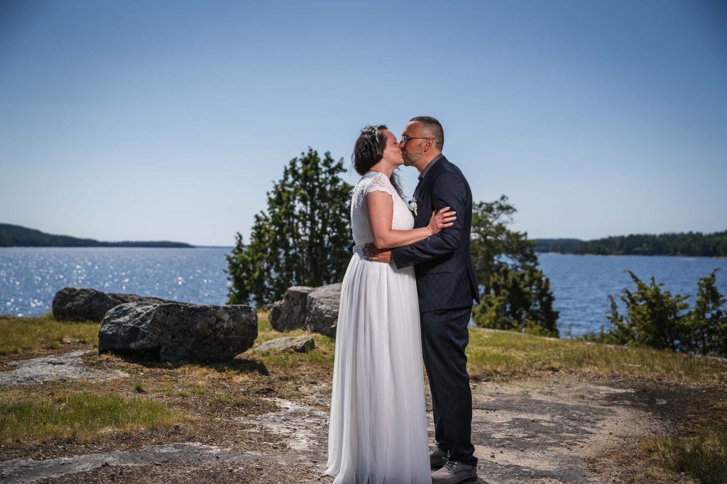 Bröllopsporträtt utanför västra Fågelviks kyrka i Töcksfors.