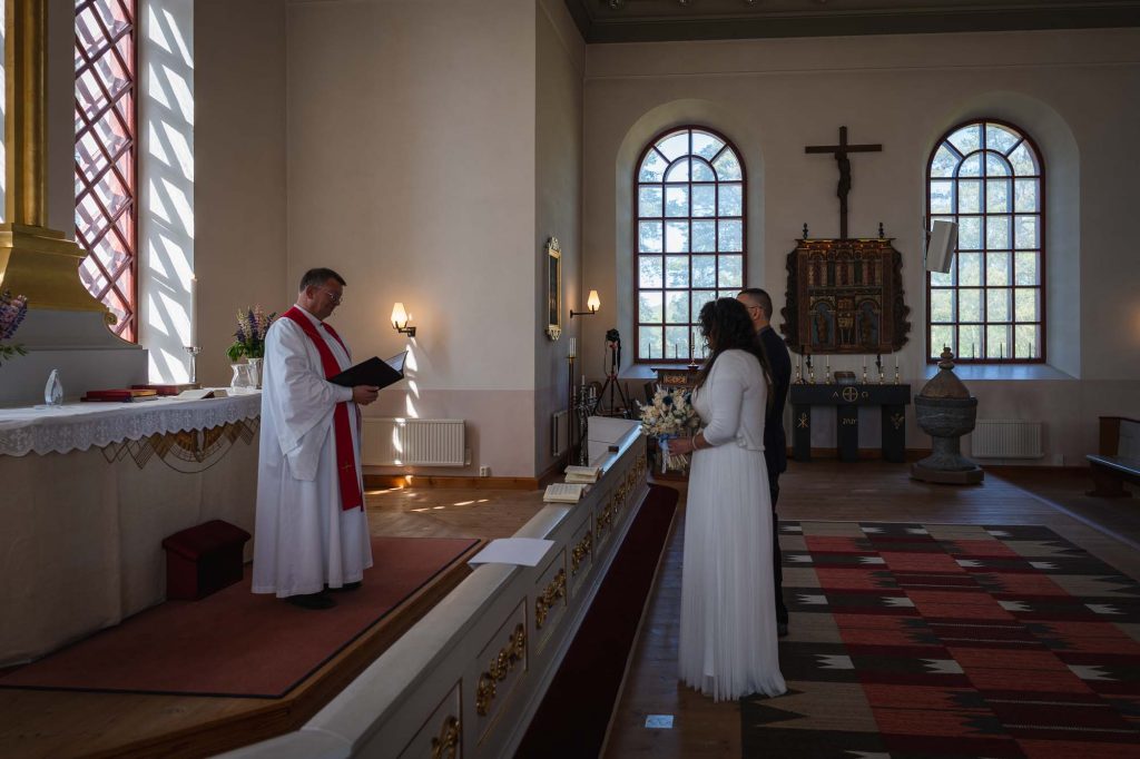 Prästen läser bön ur bibeln i västra Fågelviks kyrka i Töcksfors.