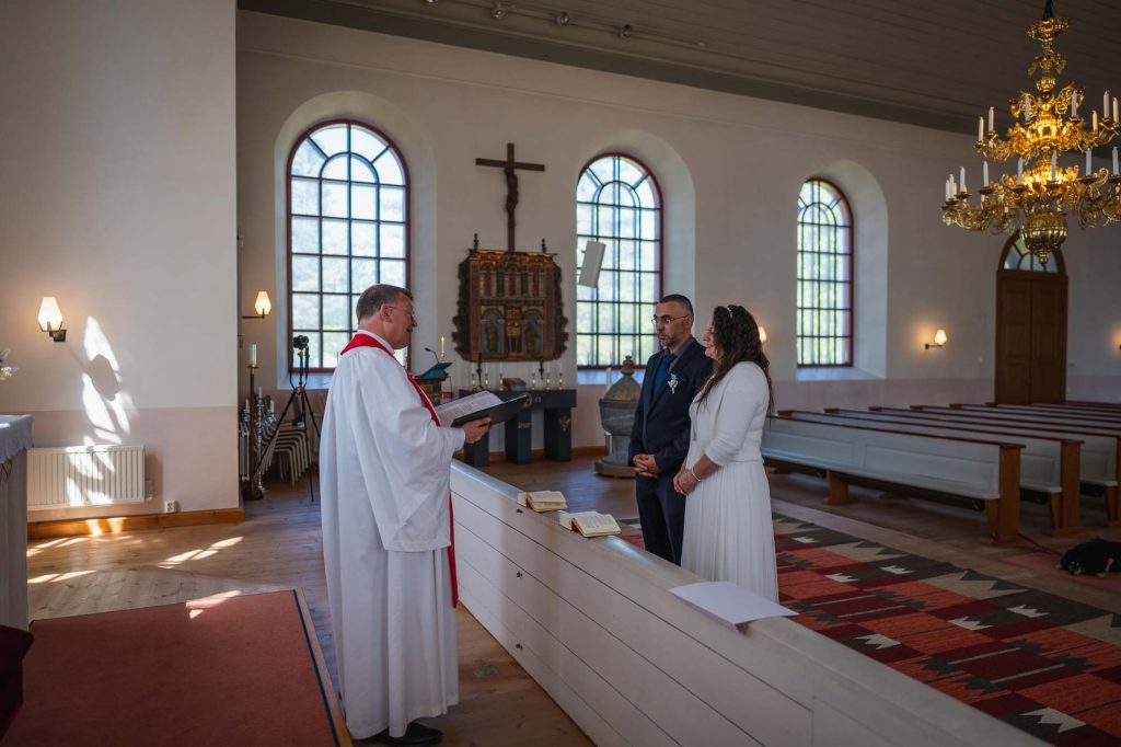 Vigselceremoni i västra Fågelviks kyrka i Töcksfors.