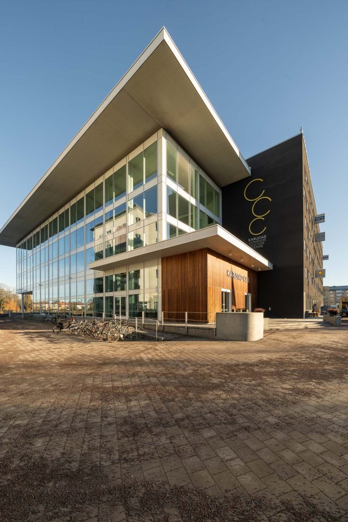 Vidvinkelbild i porträttläge av exteriör på Carlstad Conference Center