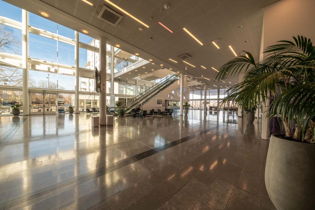 Stora ljusa och öppna ytor på undervåningen i Carlstad Conference Center