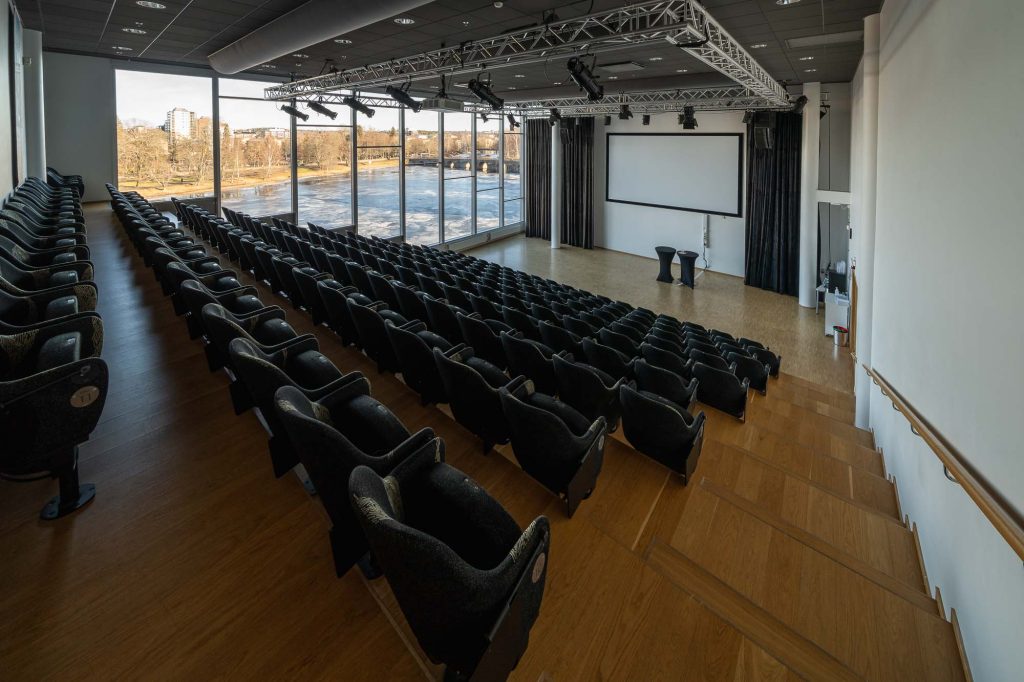 Konferensrum med fast biosittning/åskådarläktare, perfekt för föreläsningar och utbildningar på CCC.