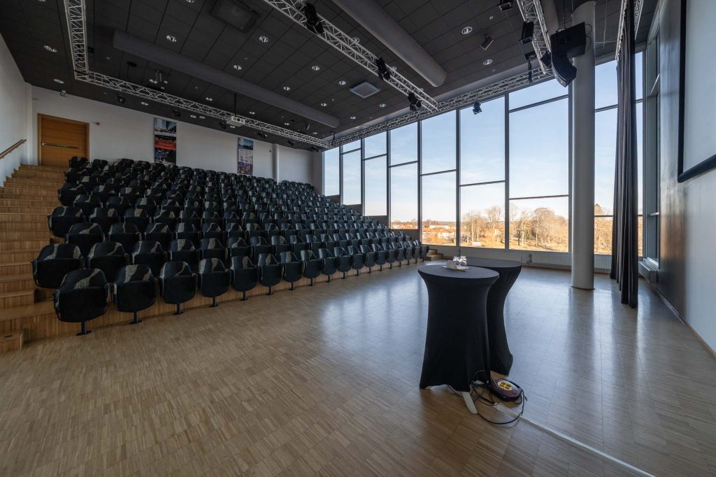 Konferensrum med fast biosittning/åskådarläktare, perfekt för föreläsningar och utbildningar på CCC.