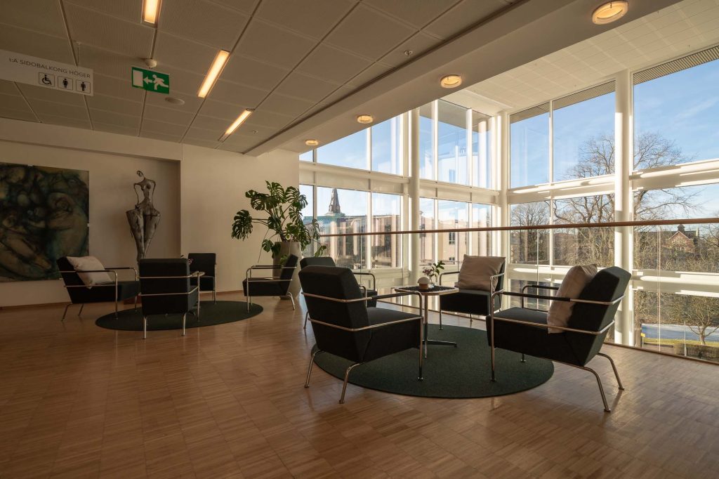 Mysig och ljus sittyta på Vidvinkelbild i landskapsläge av exteriör på Carlstad Conference Center