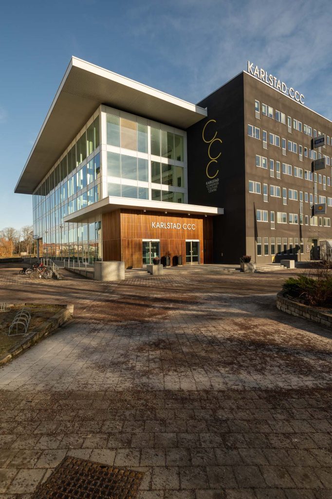 Carlstad Conference Center exteriör, visar tillgänglig parkering/inlastning/omgivande grönytor.