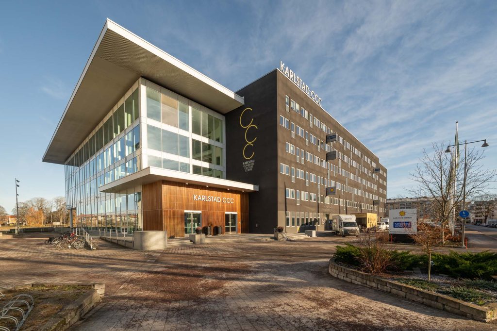 Vidvinkelbild i landskapsläge av exteriör på Carlstad Conference Center
