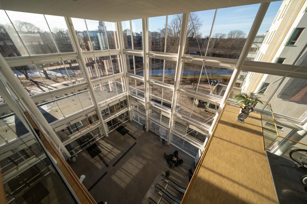 Bild av entrén på Carlstad Conference Center fotad från andra våningen.